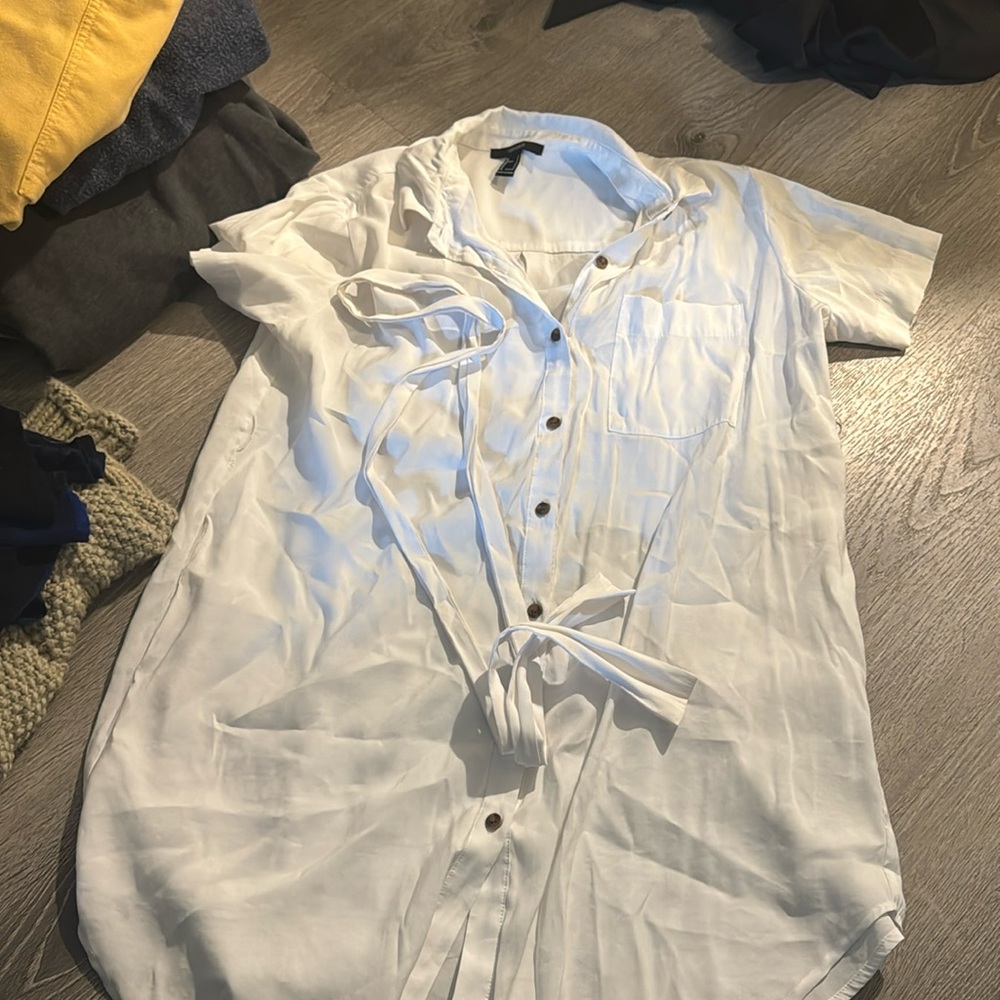 Button up short sleeve dress with tie around waist.